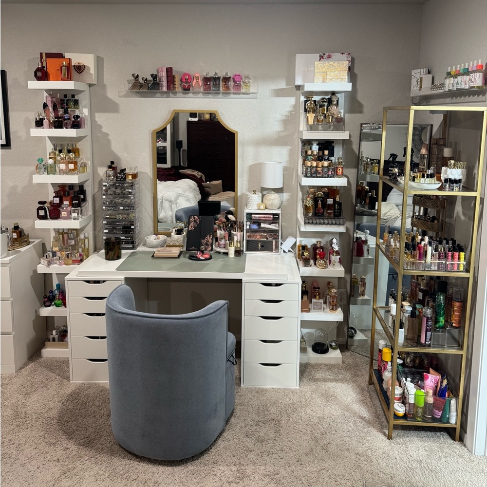 Welcome to my happy place ♥️ Watch my closet for new adds!
